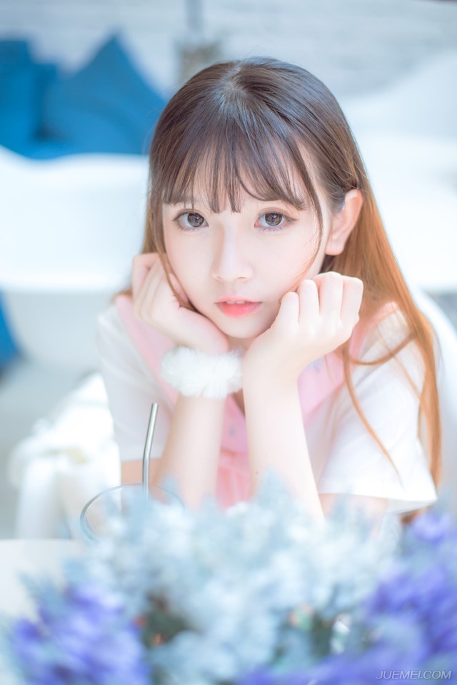 手中刀锋一卷，一团清气裹挟着凛冽的刀光，将三名身材魁梧的西域战士毙于刀下，后方却有更多的人冲上来填补空缺，虽然后方还是不断有荆州将士借着关羽的掩护从城下杀上来，但撕开的豁口却只有这么点儿，根本无法令人立足，哪怕是在关羽的指挥下，也无法将战果扩大。